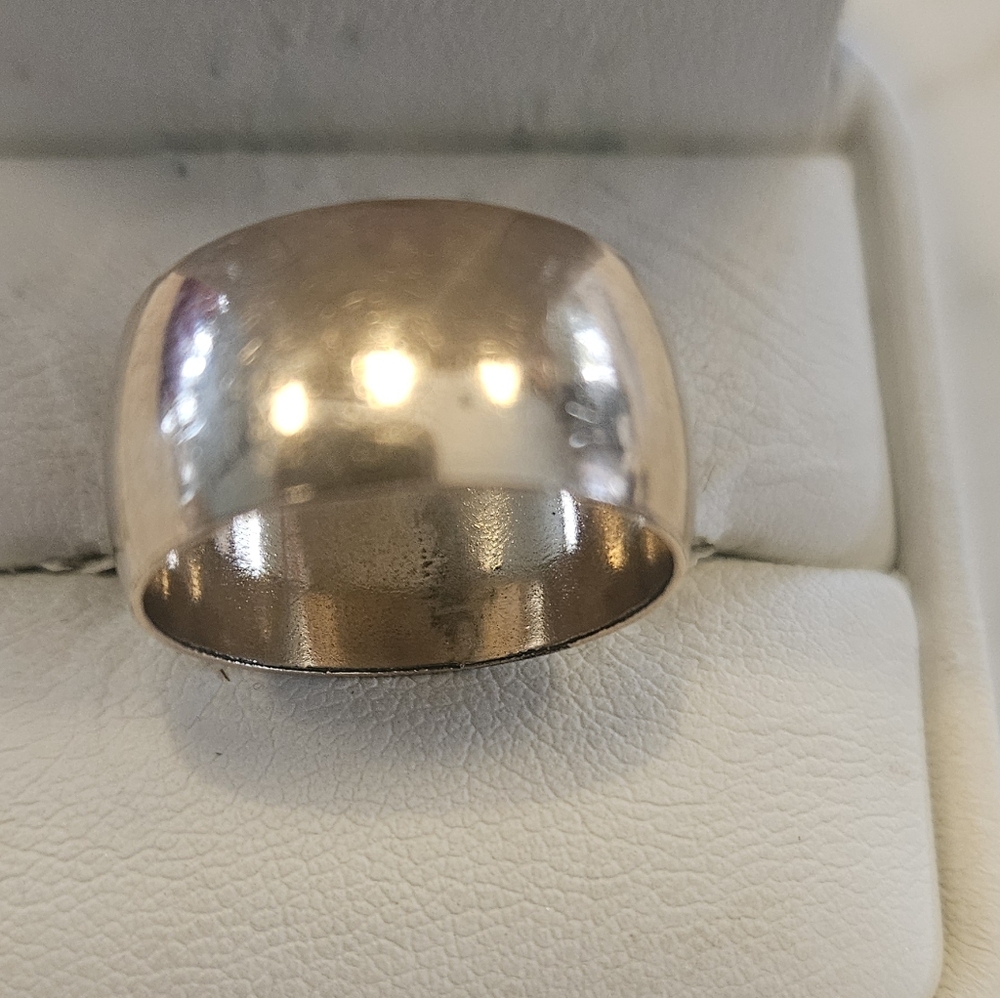 Elegant Gold Women's Ring